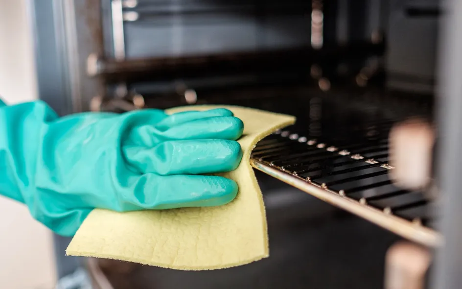 Eliminare grasso e incrostazioni dal forno