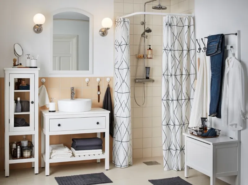 Tutto candido il bagno Ikea con alcuni pezzi basici indispensabili