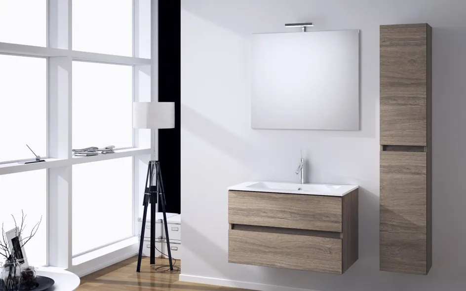 Tutti sospesi i mobili bagno nella composizione Korallo di Mercatone Uno