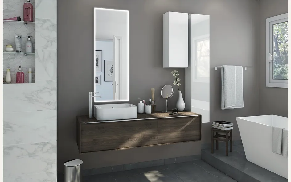L’effetto legno del mobile Neo Frame si sposa con le colonne bianche lucide della linea Essential di Leroy Merlin