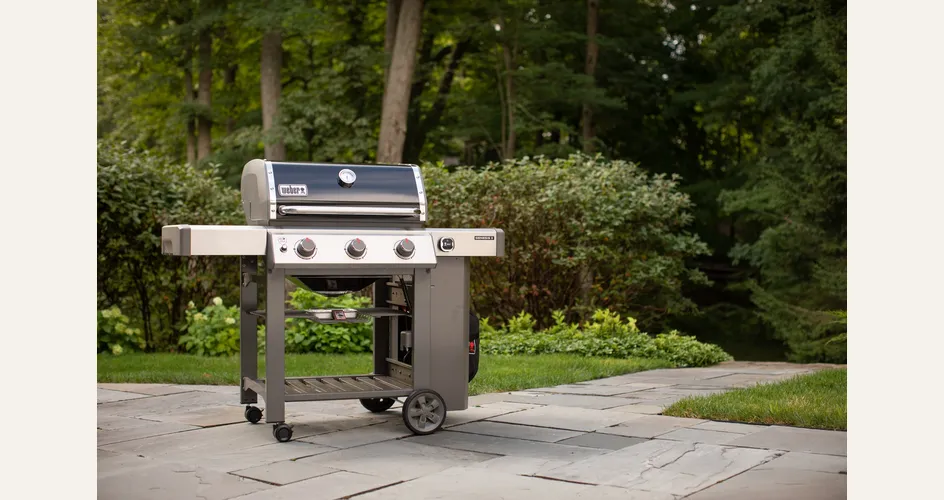 Il barbecue con piastra in ghisa smaltata Genesis II E-310 GBS di Weber