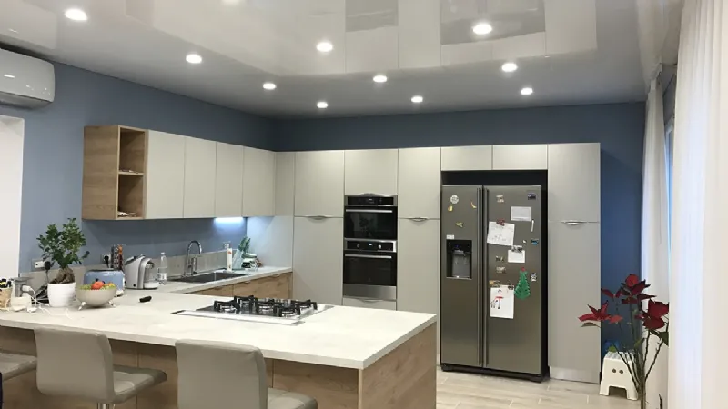 Cucina con controsoffitto teso