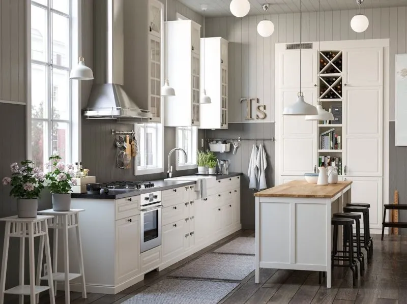 Una cucina bianca Ikea country