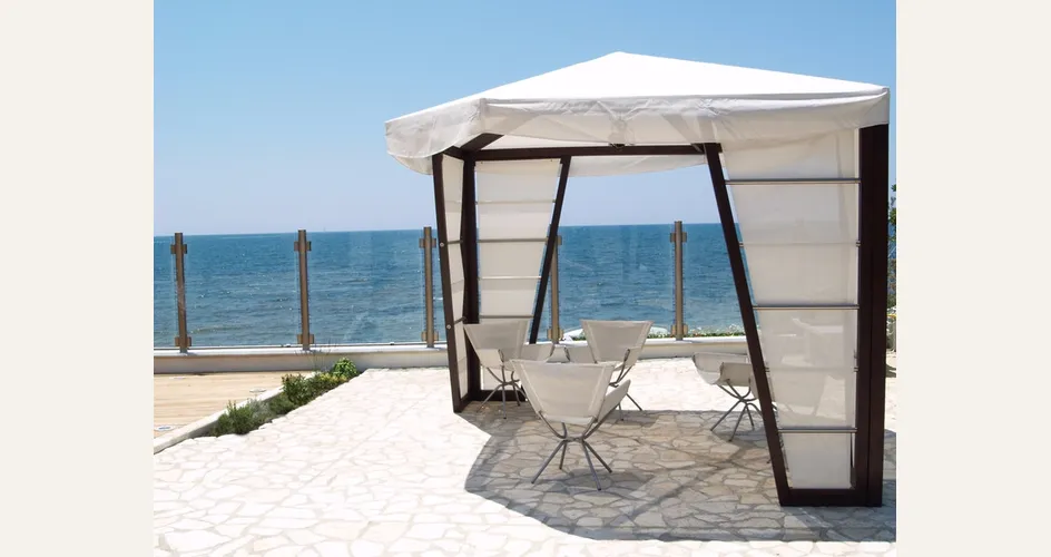 Il gazebo Marea di Alce è un leggiadro mix di pino di Svezia, acciaio, tessuto microforato