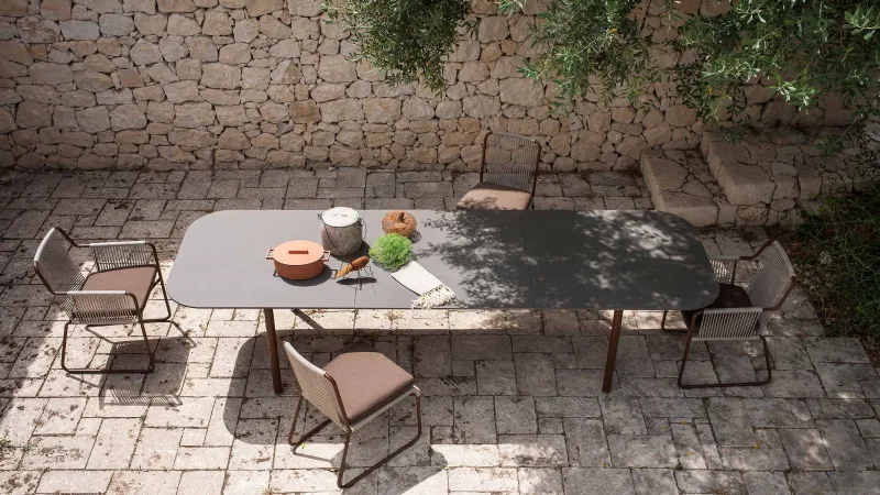 Il tavolo Poitiers di Greenwood è in fibra di plastica simile al vimini 