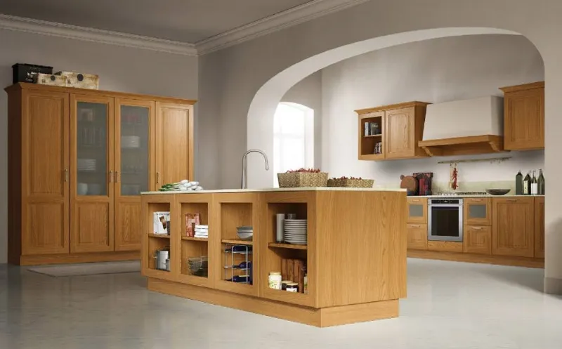 Una cucina moderna realizzata con materiali caldi