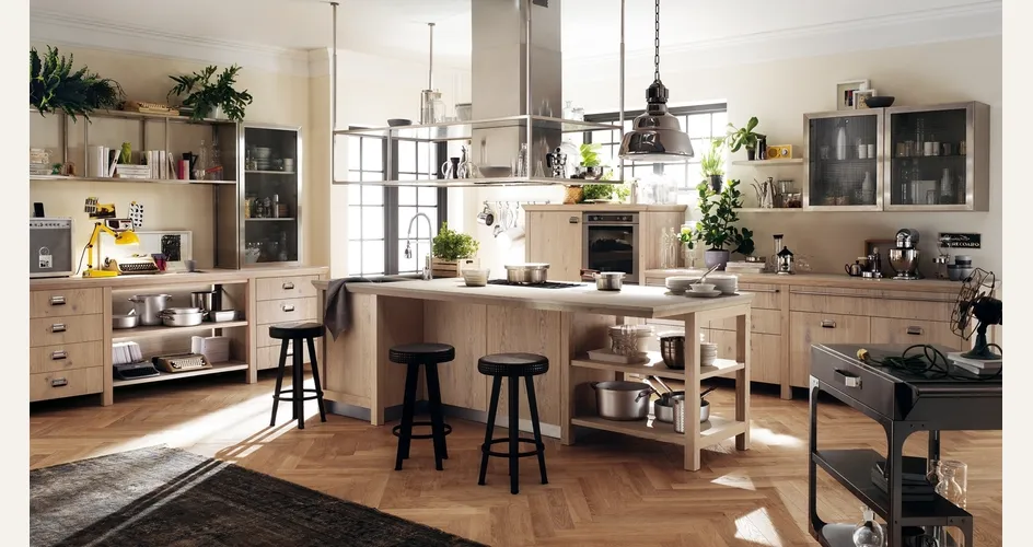 Diesel Social Kitchen di Scavolini. Configurazione con isola circondata da vani a giorno, contenitori, vetrine.