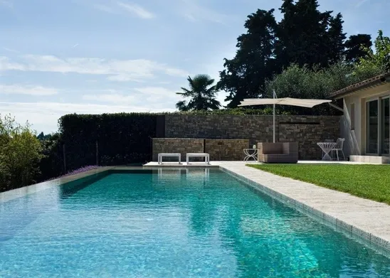 Piscina interrata in travertino prodotta da Indalo Piscine