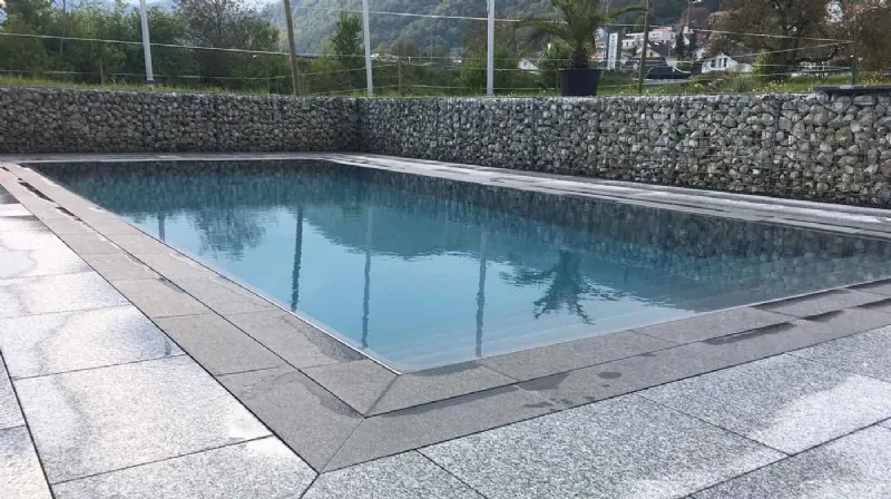 Piscina monoblocco a sfioro Ocean 80 di Polyfaser