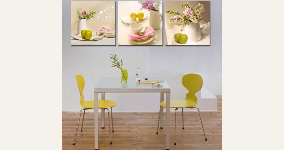 Composizione di quadri moderni in cucina