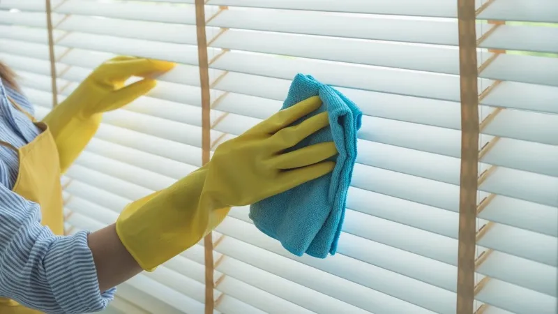 Pulizia delle tapparelle con panno in microfibra