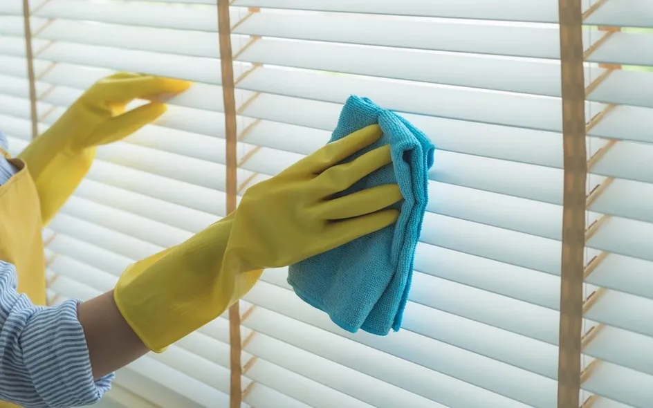 Pulizia delle tapparelle con panno in microfibra