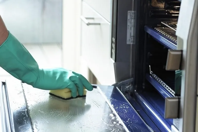 Come pulire il forno con limone e aceto