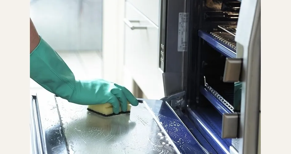 Come pulire il forno con limone e aceto
