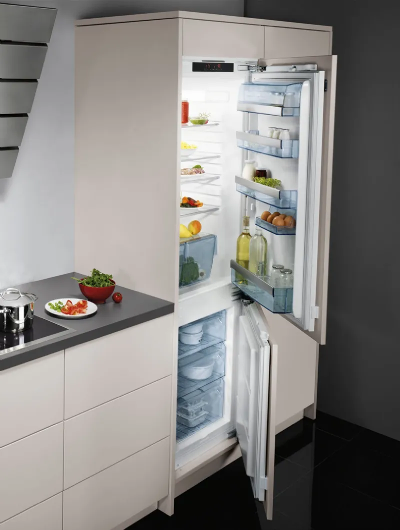 Un frigorifero ad incasso di dimensioni standard