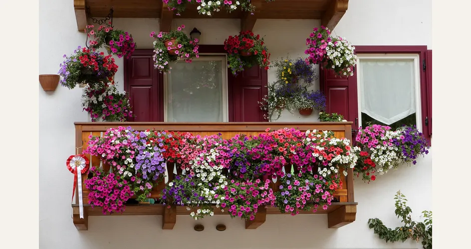 Un balcone fiorito e ben curato