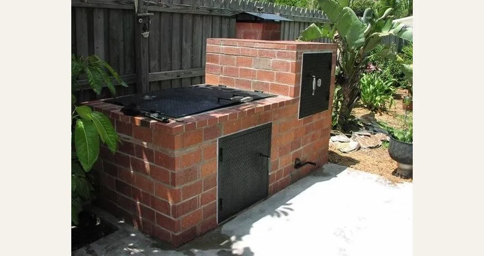 Barbecue in muratura con forno