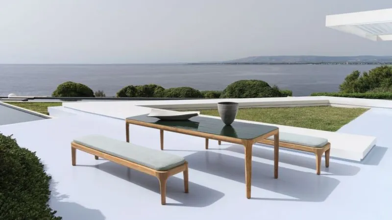 Mediterraneo 33 di Gervasoni: teak e piano in vetro, marmo, cemento o gres