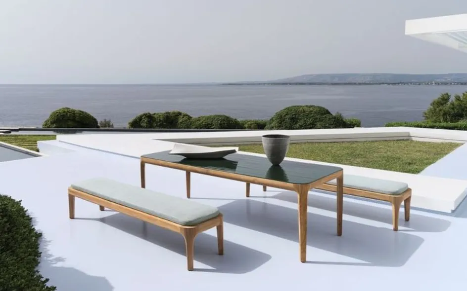 Mediterraneo 33 di Gervasoni: teak e piano in vetro, marmo, cemento o gres