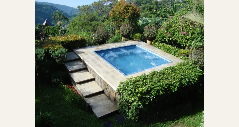 Vasca idromassaggio in giardino