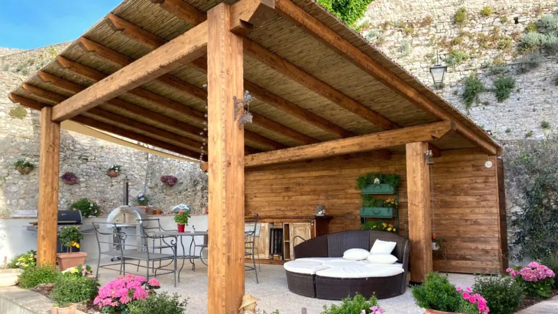 Pergola con copertura realizzata in canne di bambù, di Paolini Legnami