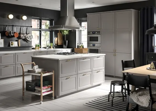 Stile country per l’isola e i mobili con l’anta Bodbyn per la cucina Metod di Ikea
