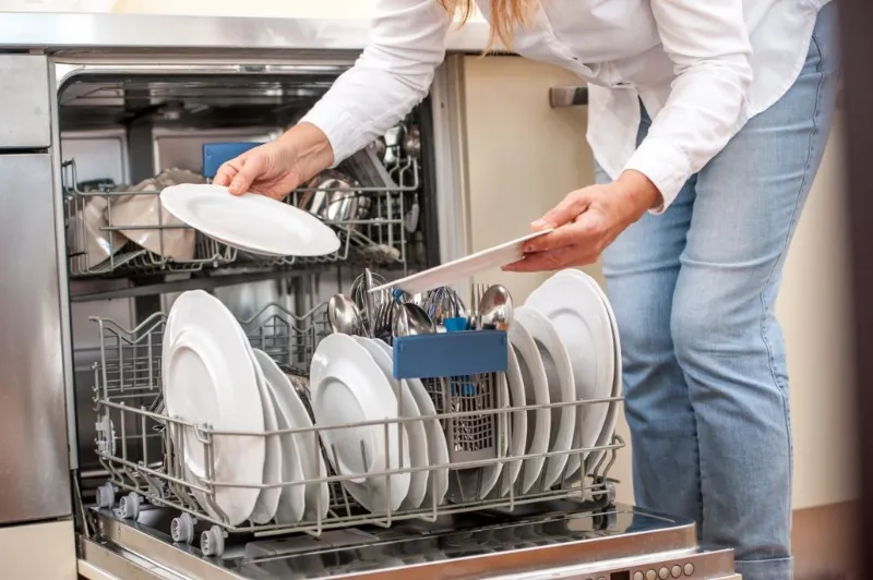 Sciacquare i piatti prima di metterli in lavastoviglie o no?