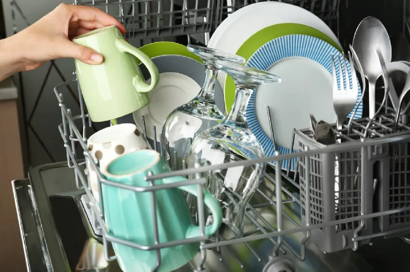 Non è vero che la lavastoviglie consuma troppa corrente e acqua