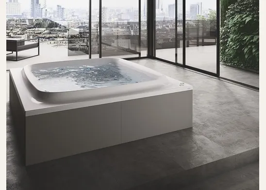 Quadrata la vasca idromassaggio Skyline di Jacuzzi