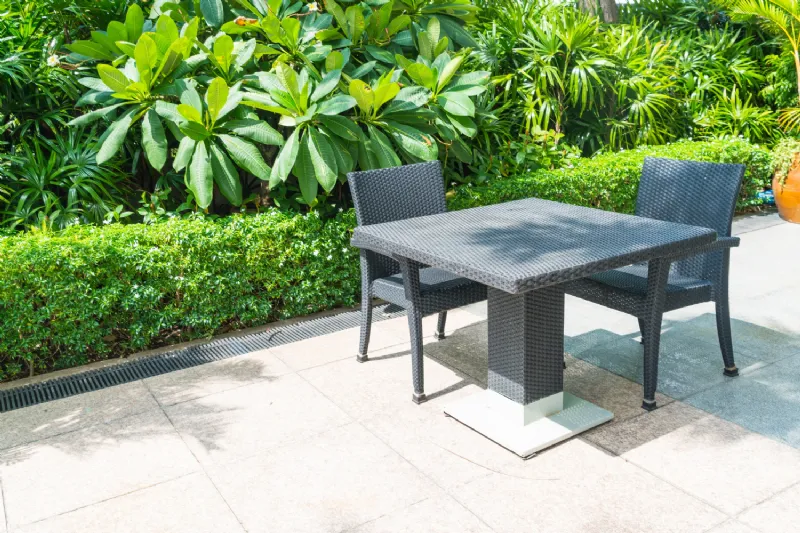 Tavolo e sedie da giardino in polyrattan