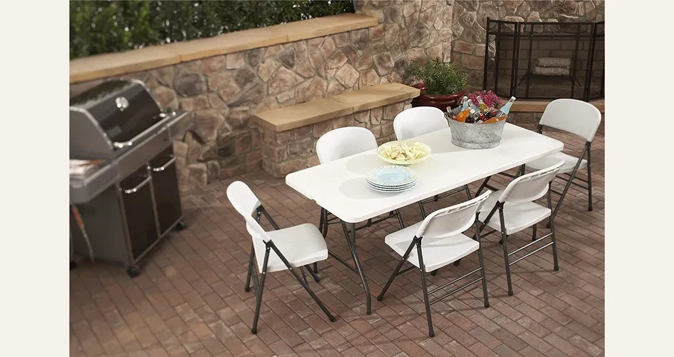 Un tavolo da giardino in vendita su Amazon