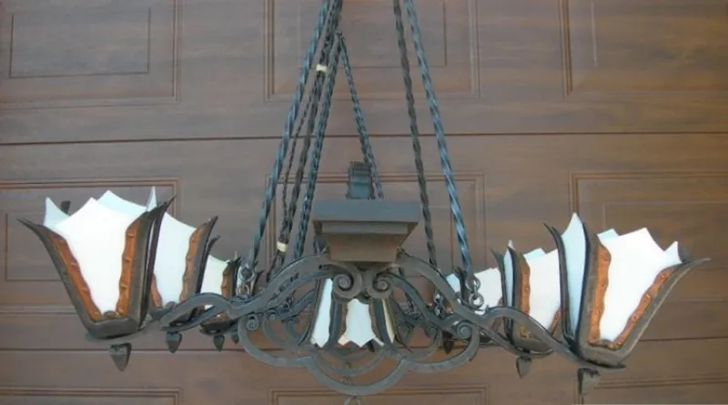 Antico lampadario liberty in ferro battuto