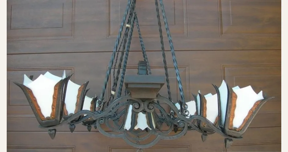 Antico lampadario liberty in ferro battuto