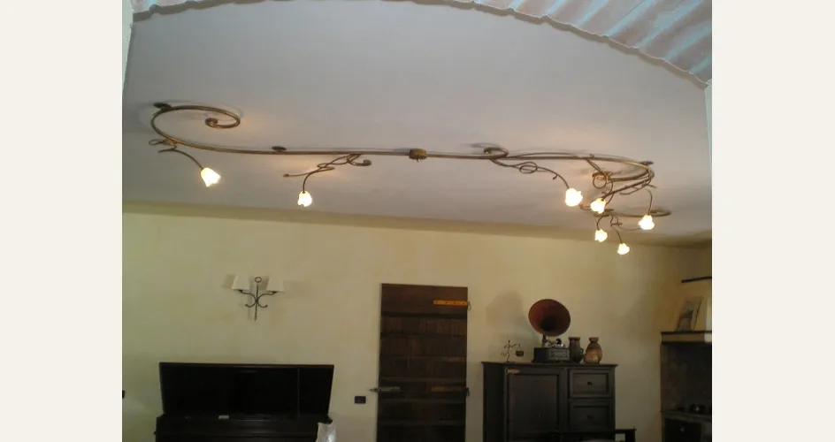 Lampadario a soffitto in ferro battuto dell'azienda Falaschi Ferro Battuto