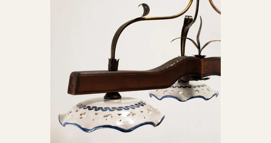 Lampadario realizzato in ferro battuto e ceramica