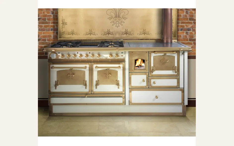 Cucina a legna con fuochi a gas