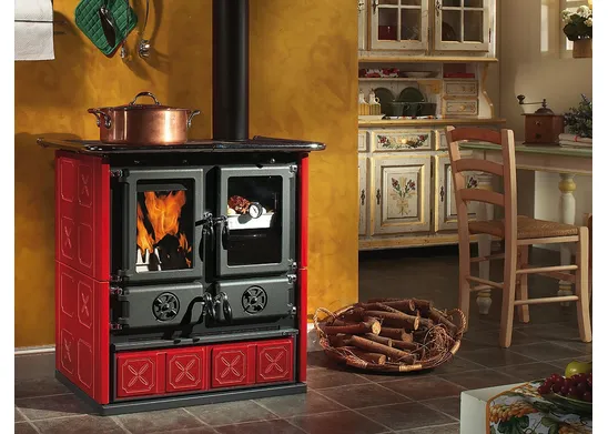 Cucina a legna rosa maiolica della Nordica