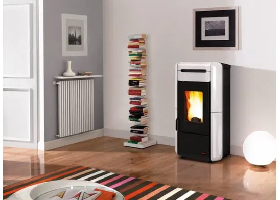 Termostufa modello Giordana Idro, con rivestimento in maiolica bianca e nera, prodotta da La Nordica SpA