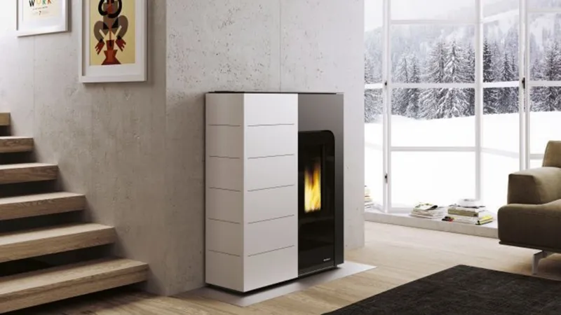 Ecofire Ginger 9 di Palazzetti. Stufa a pellet con rivestimento in acciaio verniciato e vetro.