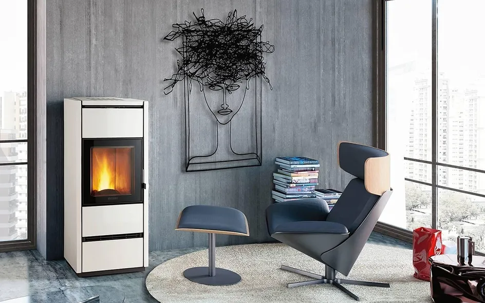 E980 di Piazzetta. Stufa a pellet con rivestimento in maiolica e sistema di ventilazione forzata.