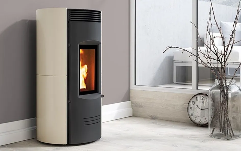 Evoca Evo di Caminetti Montegrappa. Stufa a pellet in maiolica da parete.