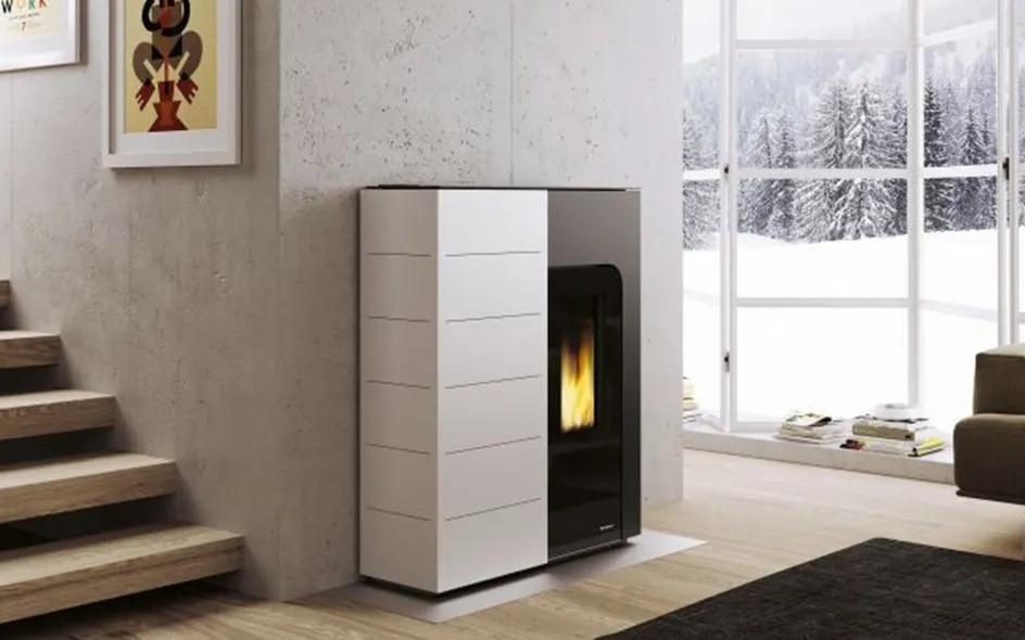 Ecofire Ginger 9 di Palazzetti. Stufa a pellet con rivestimento in acciaio verniciato e vetro.