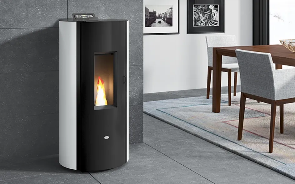 Manola di Eva Calor. Stufa a pellet con rivestimento in acciaio e sistema di ventilazione forzata.