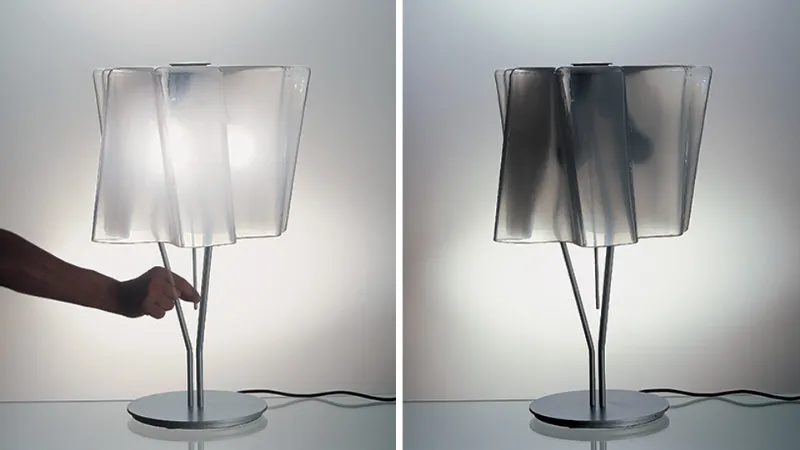 Lampada da tavolo Logico di Artemide in vetro soffiato