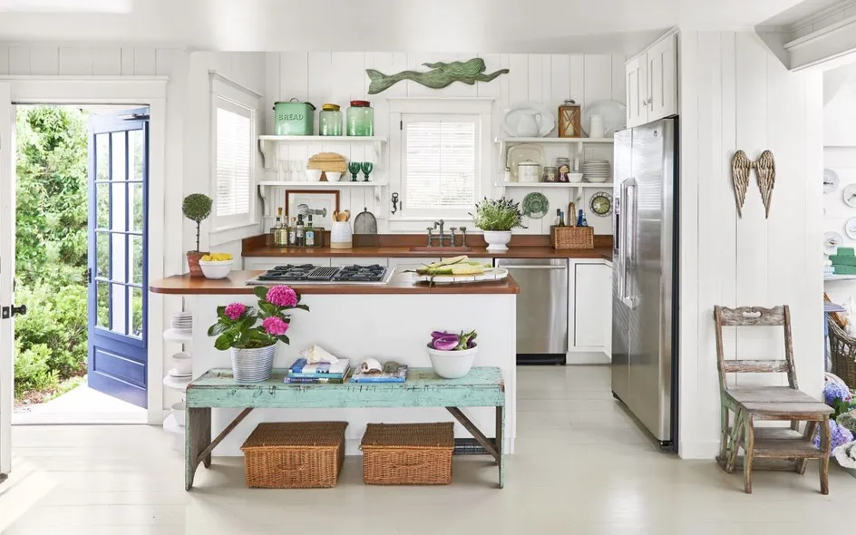 La cucina con isola di una casa al mare