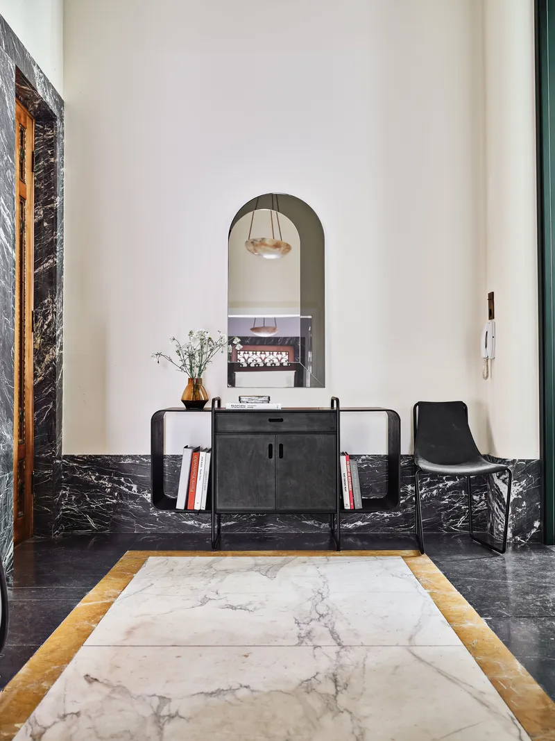 Arredare l'ingresso: stili e materiali per un'armonia con il resto della casa (foto Complementi di arredo Midj Peek Specchio)