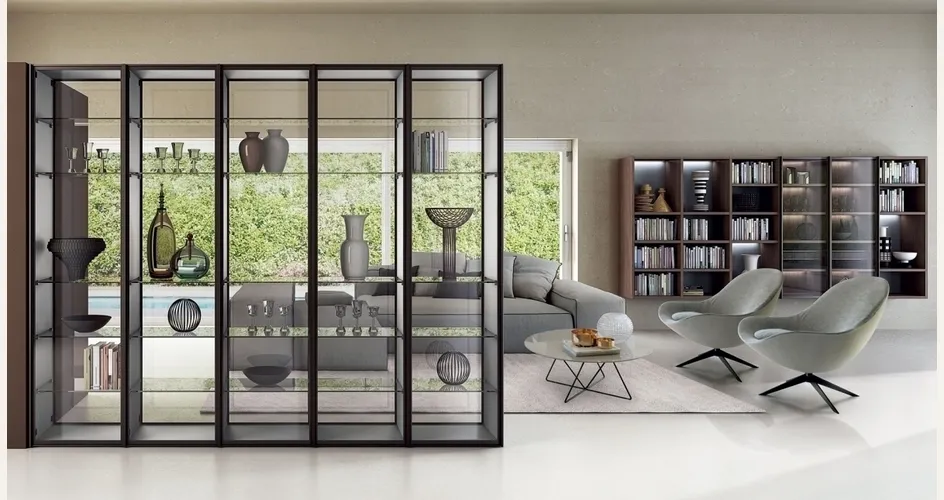 Soggiorno moderno con libreria bifacciale