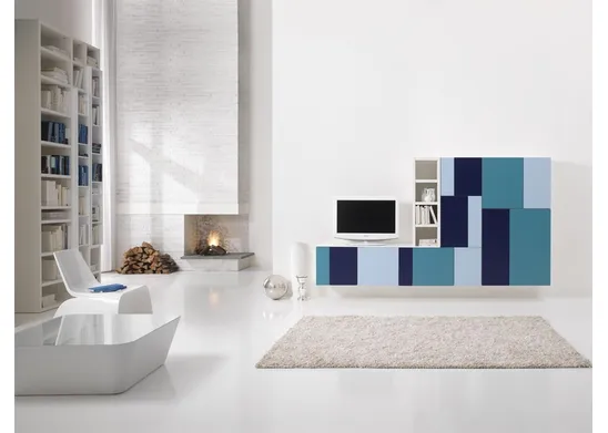 Soggiorno colorato nei toni del bianco e azzurro
