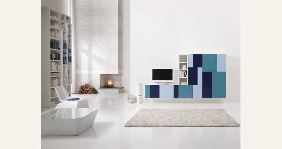 Soggiorno colorato nei toni del bianco e azzurro
