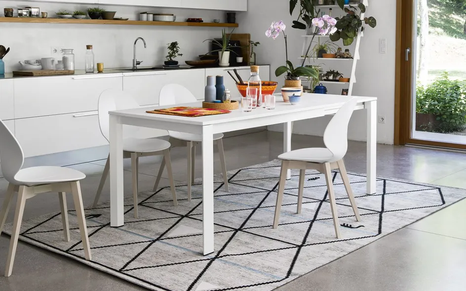 Tavolo Duca abbinato a sedie, di Calligaris